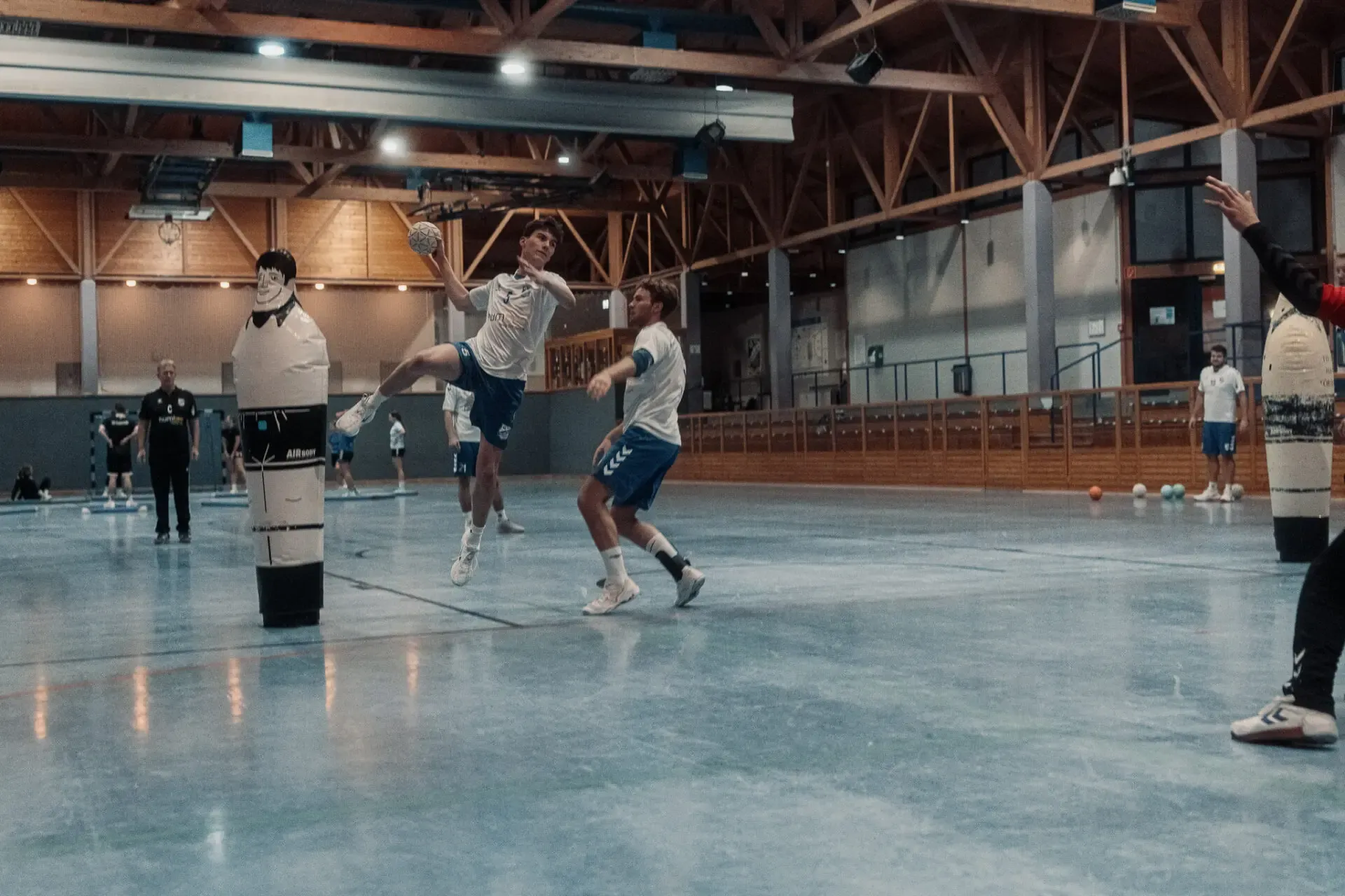 Kreuzwurf mit Verteidiger und Dummy.