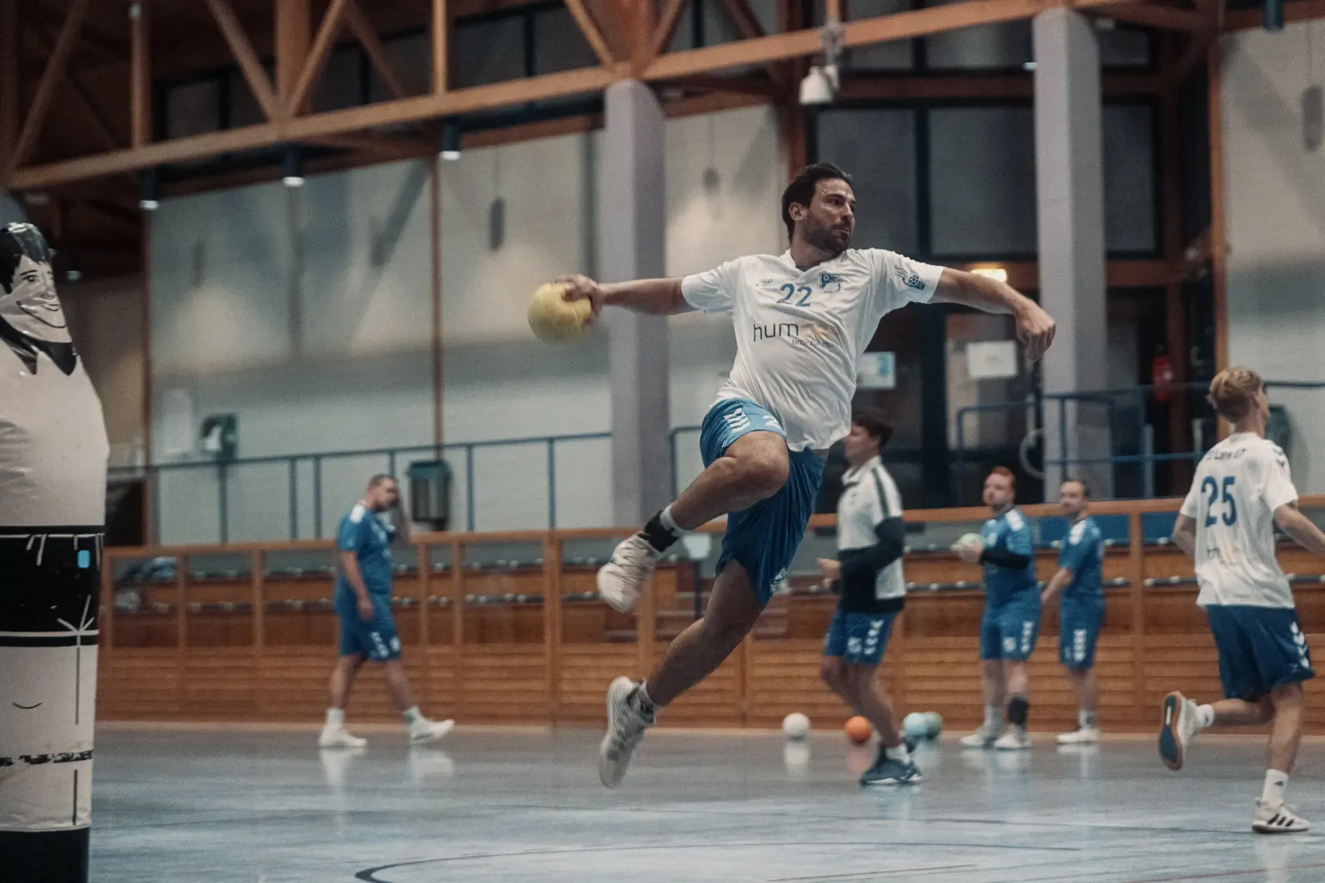 Sprungwurf im Handball vom Treudeutsch
